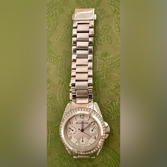 Michael Kors Women's MK5612 Blair Analog Display Analog Quartz Silver Watch - Picture 2 of 16